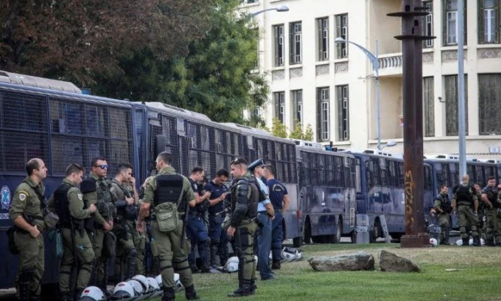 Θεσσαλονίκη: Εικόνα από τις πορείες στο κέντρο - "Φρούριο" η πόλη με 50 διμοιρίες των ΜΑΤ (Βίντεο)
